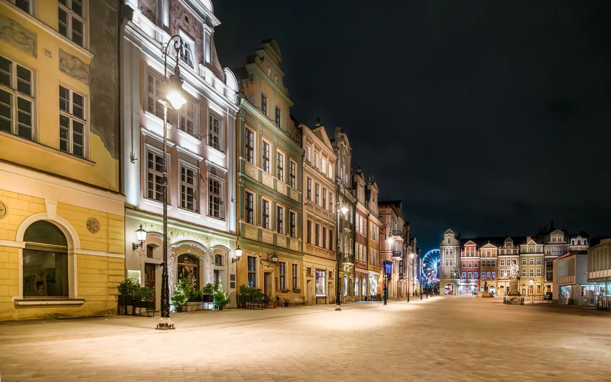 Jakie place i instytucje łączy miejski deptak?