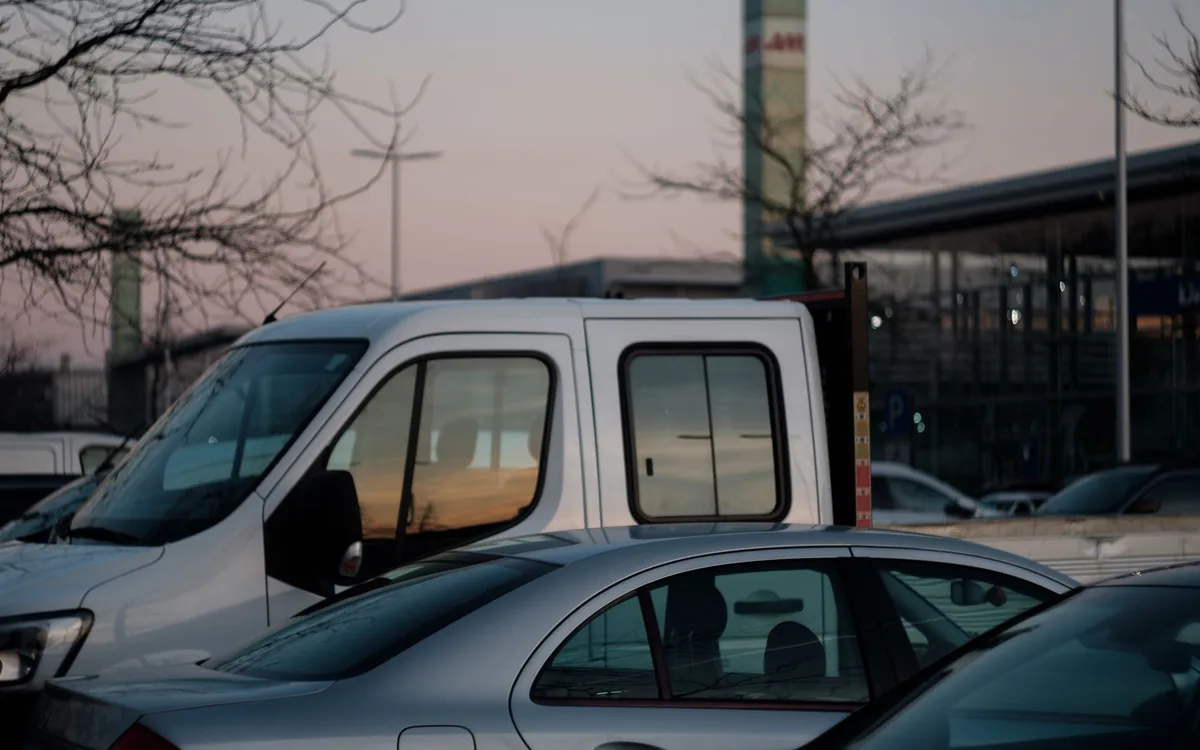 Jak zaplanować dojazd, parking i wejście bez barier?