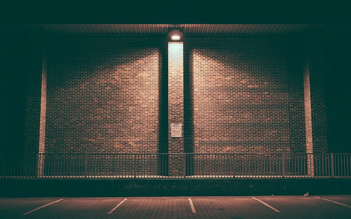 Jak sprawdzić parking i podjazd przy dworcu?