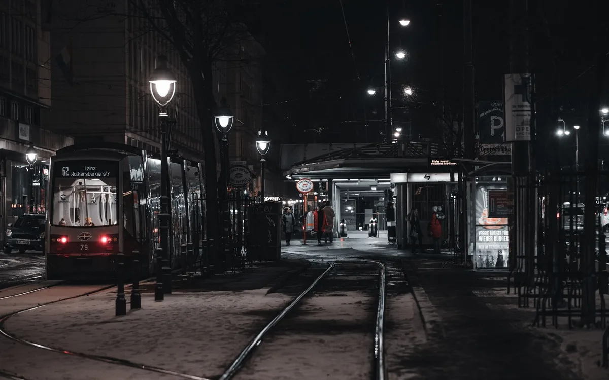 Jak zaplanować przesiadkę nocą?