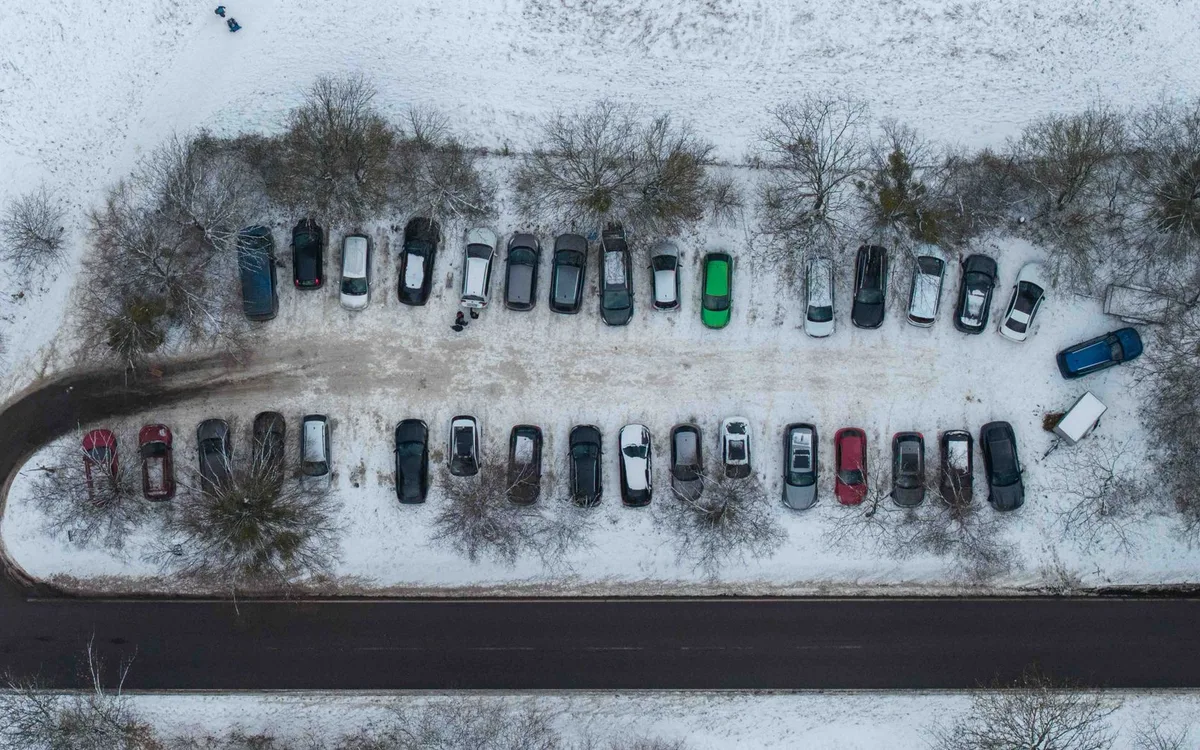 Czy parking przy dworcu jest płatny?