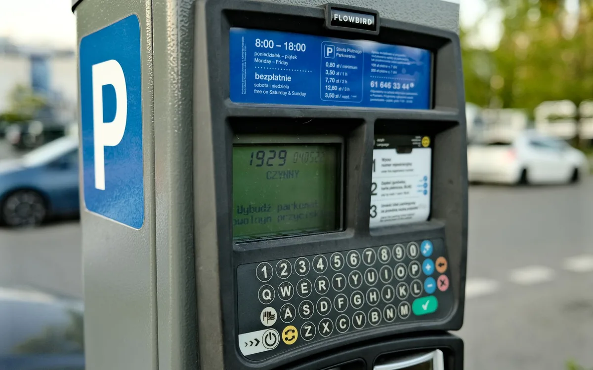 Czy warto wybrać parking poza ścisłym centrum lub autobus?